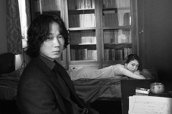 星と月は空の穴
The Stars and the Moon are Holes in the Sky