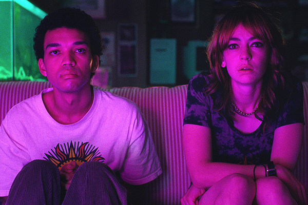 テレビの中に入りたい
I Saw the TV Glow